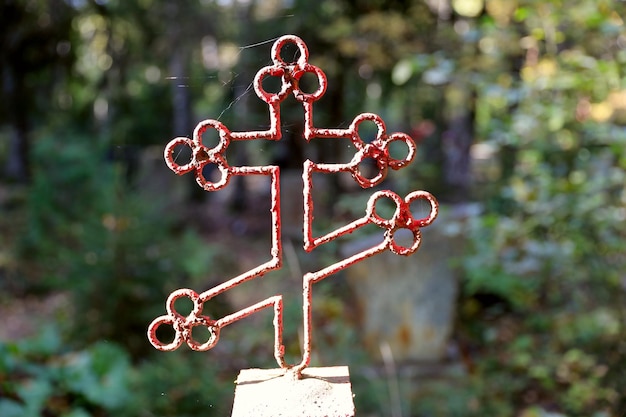 Cruz ortodoxa cristiana vieja en el cementerio. Foto de alta calidad