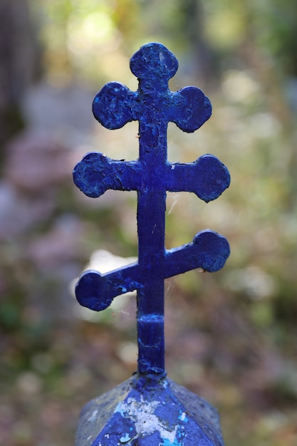 Foto cruz ortodoxa cristiana vieja en el cementerio. foto de alta calidad