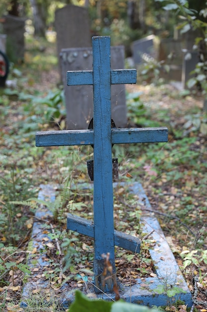 Cruz ortodoxa cristiana vieja en el cementerio. Foto de alta calidad