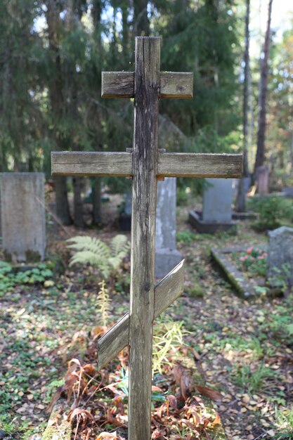 Cruz ortodoxa cristiana vieja en el cementerio. Foto de alta calidad