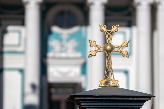 Cruz ortodoxa dorada en el fondo de la iglesia