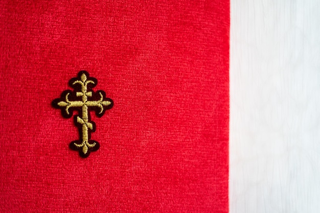 Foto cruz ortodoxa em um fundo vermelho e branco