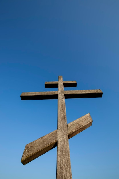 Cruz ortodoxa religiosa hecha de madera en la naturaleza