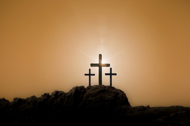 Una cruz de Pascua en el fondo del amanecer.
