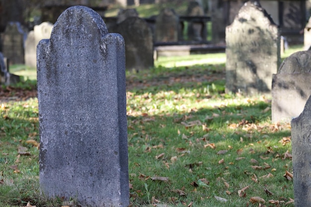 Cruz de piedra en el cementerio