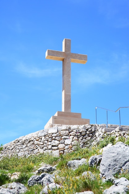 Cruz de piedra en la colina sobre Dubrovnik, Croacia