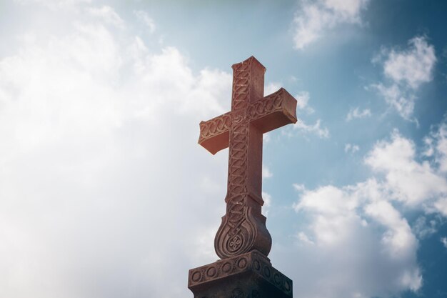 Cruz de piedra en el fondo del atardecer