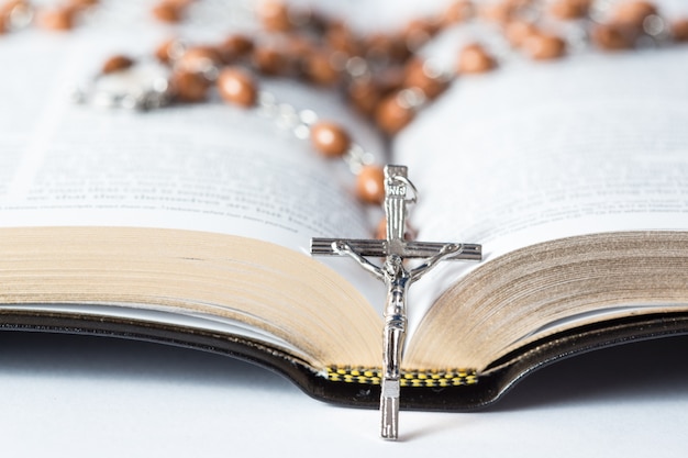 Foto cruz de rosarios descansando contra la biblia