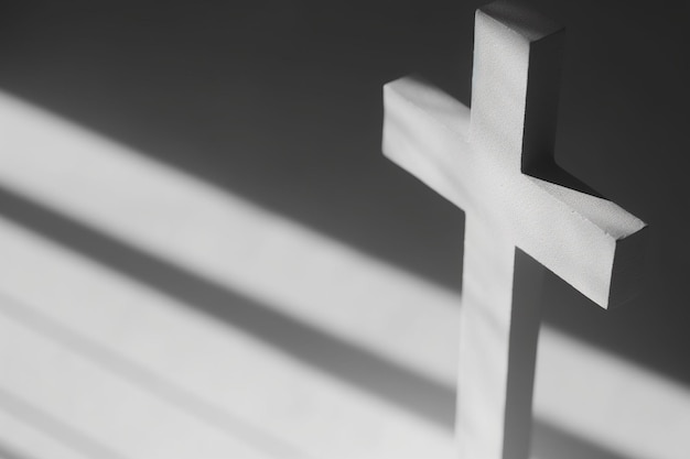 Foto una cruz con el sol brillando sobre ella.