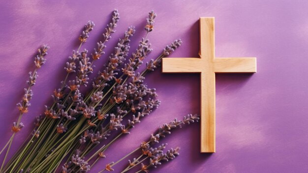 Cruz de la temporada de Cuaresma con flor de lavanda.