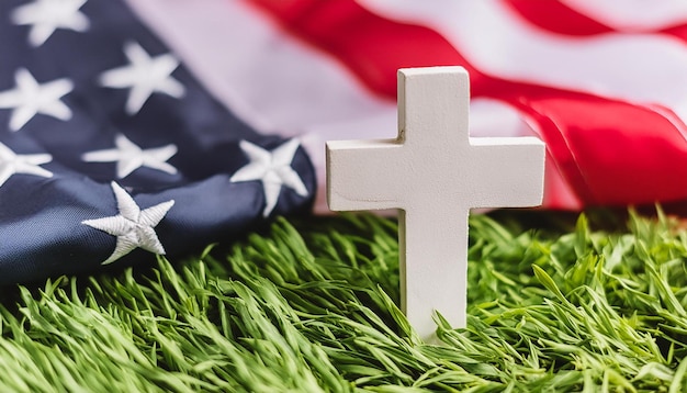 Cruz de la tumba blanca y bandera estadounidense en el prado verde Día de la Conmemoración Festivo federal en los Estados Unidos