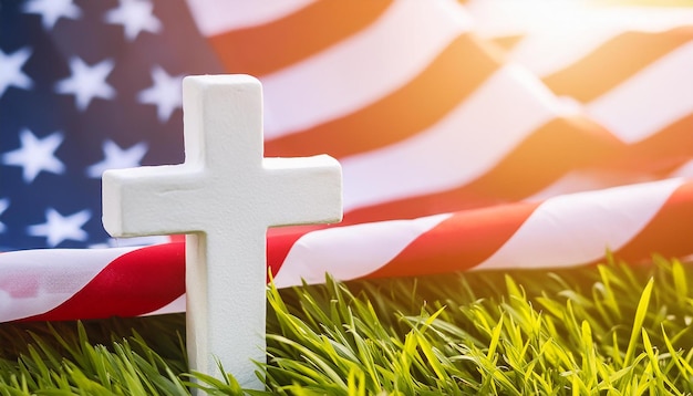 Cruz de la tumba blanca y bandera estadounidense en el prado verde Día de la Conmemoración Festivo federal en los Estados Unidos