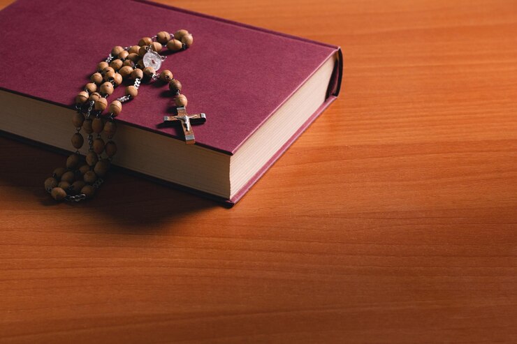 Cruza la sagrada biblia sobre una mesa de madera
