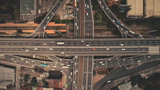 Cruze a rodovia de cima para baixo na foto aérea da cidade das Filipinas