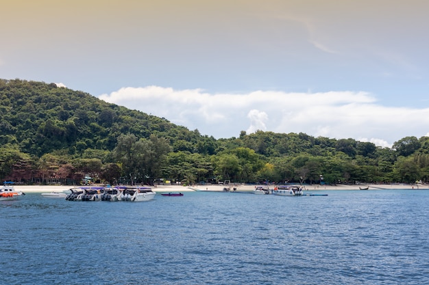 Cruzeiro de iate de luxo no mar em Phuket, Tailândia