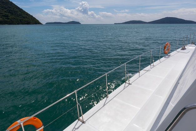 Cruzeiro de iate em dia ensolarado no ao chalong Phuket, Tailândia