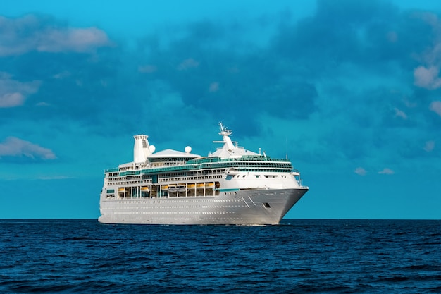 Cruzeiro de luxo em andamento. Viagens turísticas e serviços de spa