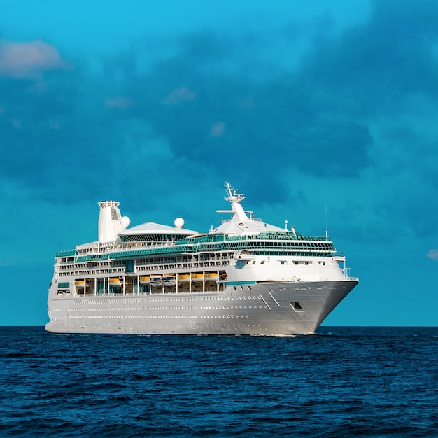 Cruzeiro de luxo em andamento. Viagens turísticas e serviços de spa