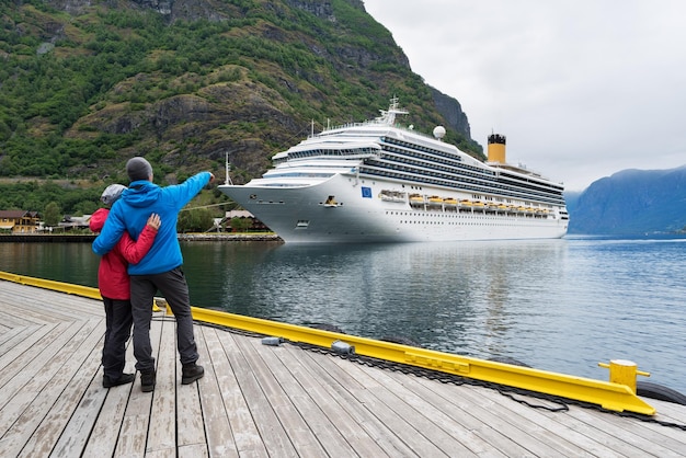 Cruzeiro nas águas de aurlandsfjord noruega