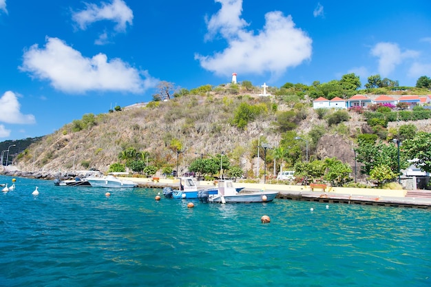 Cruzeiro oceânico. Ideias de férias exóticas. Praia do mar de férias. Ilha tropical. Os navios da marinha costeira atracam st.barts água azul. Viajar e viajar. Conceito de turismo. Destinos de férias de verão