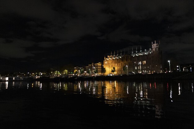 Cruzeiro pelos canais de Amsterdã à noite