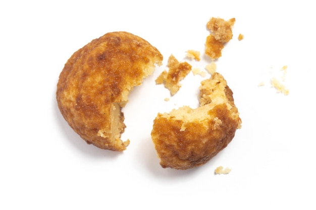 Foto cruzes de biscoitos de queijo de palma com migalhas isoladas no caminho de corte de fundo branco