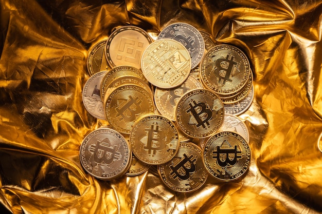 crypto coin y bitcoin sobre fondo dorado, fondo de minería de oro