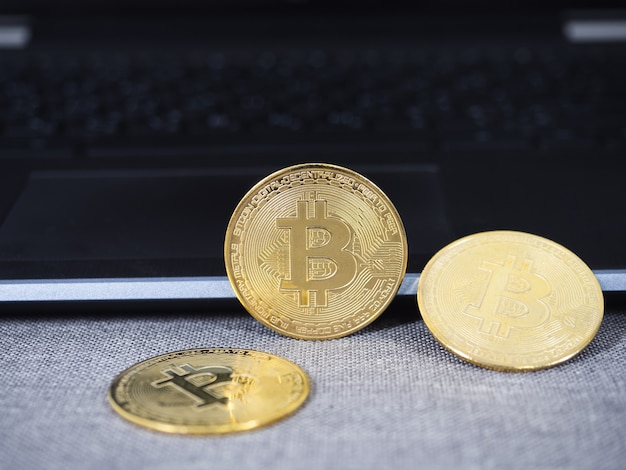Crypto dinero digital oro bitcoin en portátil con teclado