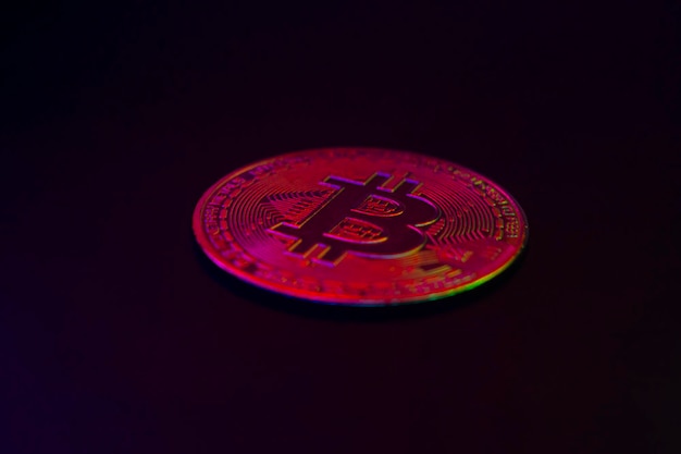Crypto moneda moneda de oro con símbolo de bitcoin en aislado sobre fondo negro