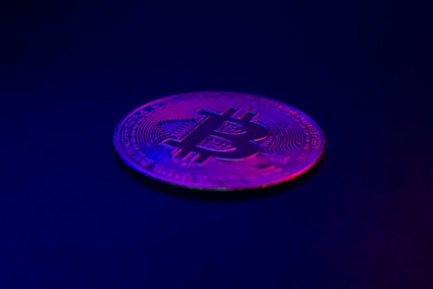 Foto crypto moneda moneda de oro con símbolo de bitcoin en aislado sobre fondo negro