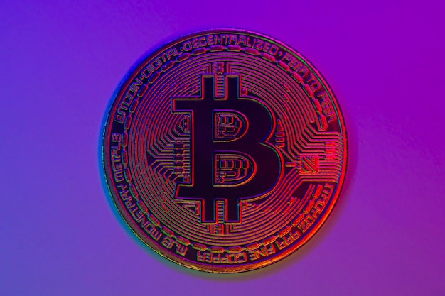 Crypto moneda moneda roja con símbolo de bitcoin aislado sobre fondo negro Bitcoin Coin sobre fondo de color Bitcoin cryptocurrency Cryptocurrency Coin Concept