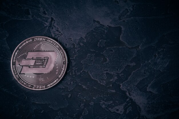 Cryptocurrency Dash Blokchain auf einem dunklen Betonpfeiler