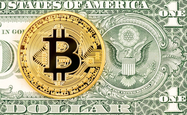 Cryptocurrency Gold Bitcoin en el billete de un dólar