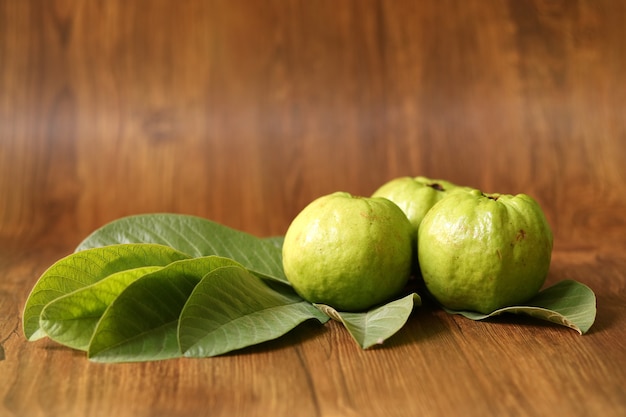 Crystal Guave (Psidium guajava) ist eine Guavensorte über Holztisch