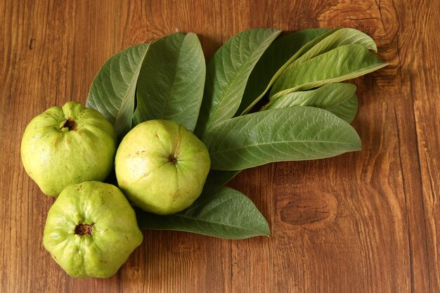 Crystal Guayaba (Psidium guajava) es una variedad de guayaba sobre mesa de madera