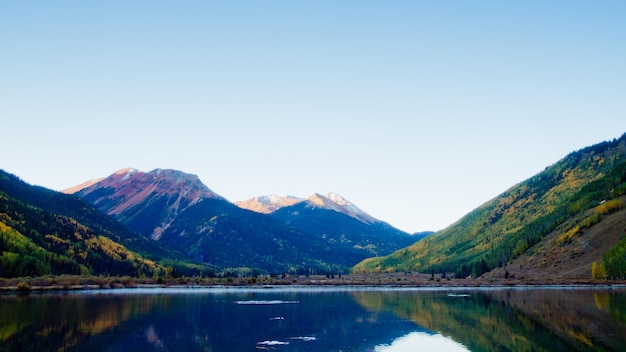 Crystal lake no outono perto de ouray, colorado.