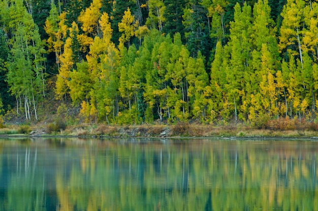Crystal Lake en otoño cerca de Ouray, Colorado.