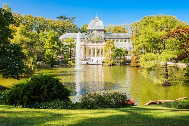 Crystal Palace oder Palacio de Cristalis im Buen Retiro Park, einem der größten Parks der Stadt Madrid, Spanien. Madrid ist die Hauptstadt von Spanien.