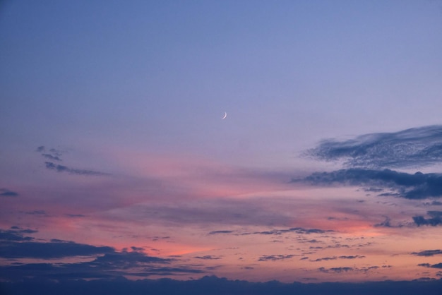 CSchöner Sonnenuntergang mit blauen und rosa Wolken