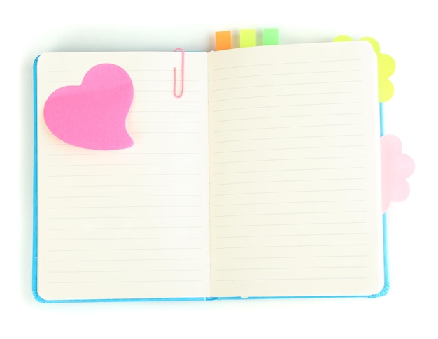 Cuaderno abierto con stickies aislado en blanco