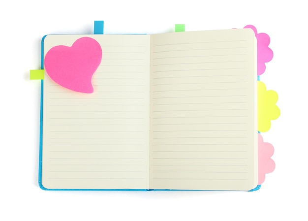 Cuaderno abierto con stickies aislado en blanco