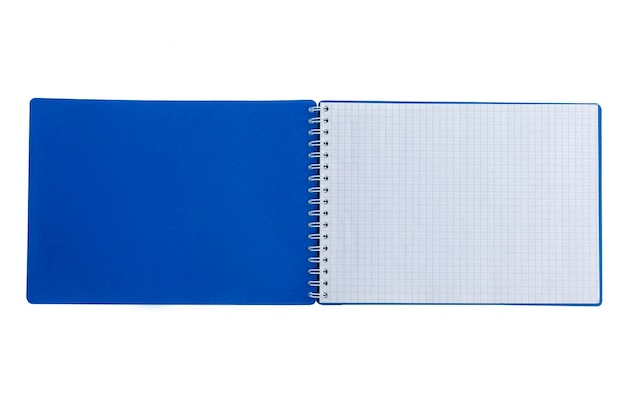 Un cuaderno abierto con una tapa azul y páginas en blanco en una jaula Espacio para texto Aislado sobre fondo blanco