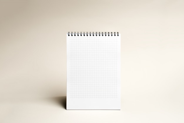 Cuaderno aislado con espiral en el fondo marrón claro