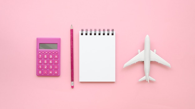 Foto cuaderno al lado del avión de juguete