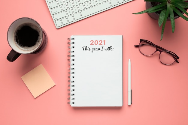 Cuaderno de año nuevo 2021 listo para escribir metas en él
