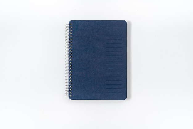 Cuaderno azul en blanco oscuro cerrado en primer plano