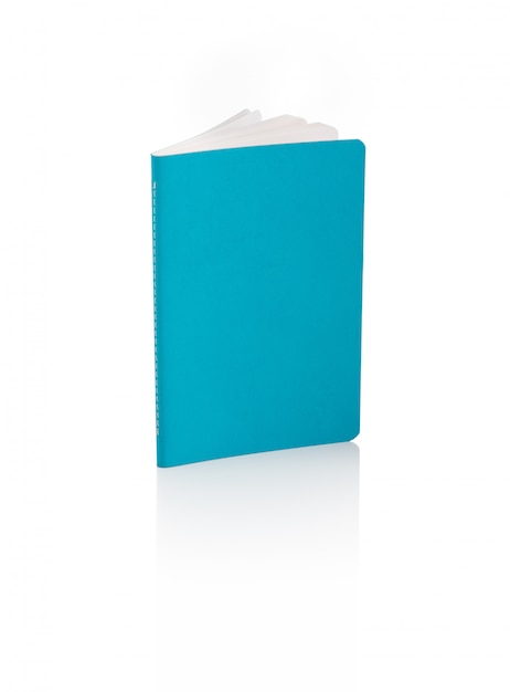 Cuaderno azul sobre fondo blanco aislado