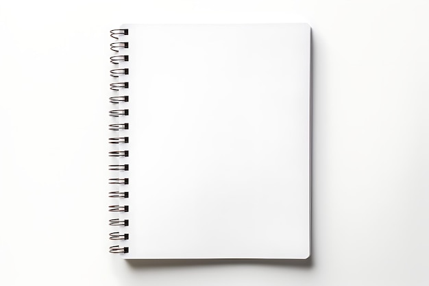 Cuaderno en blanco aislado sobre fondo blanco.
