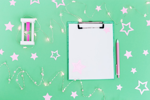 Cuaderno en blanco y bolígrafo para hacer una lista de metas para el futuro.