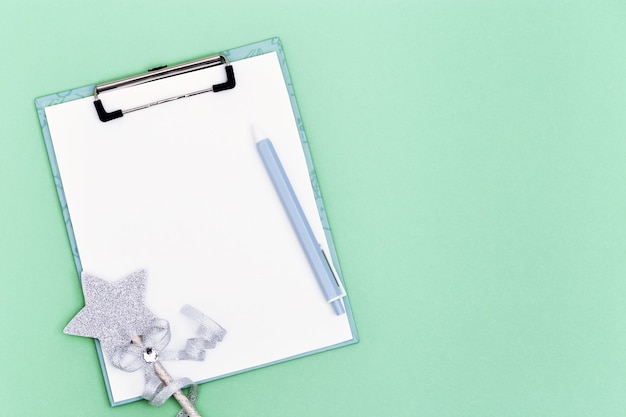 Cuaderno en blanco y bolígrafo para hacer una lista de objetivos.